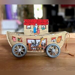 Vintage Hallmark Noah's Ark 
Collectible Metal Ornament 1988